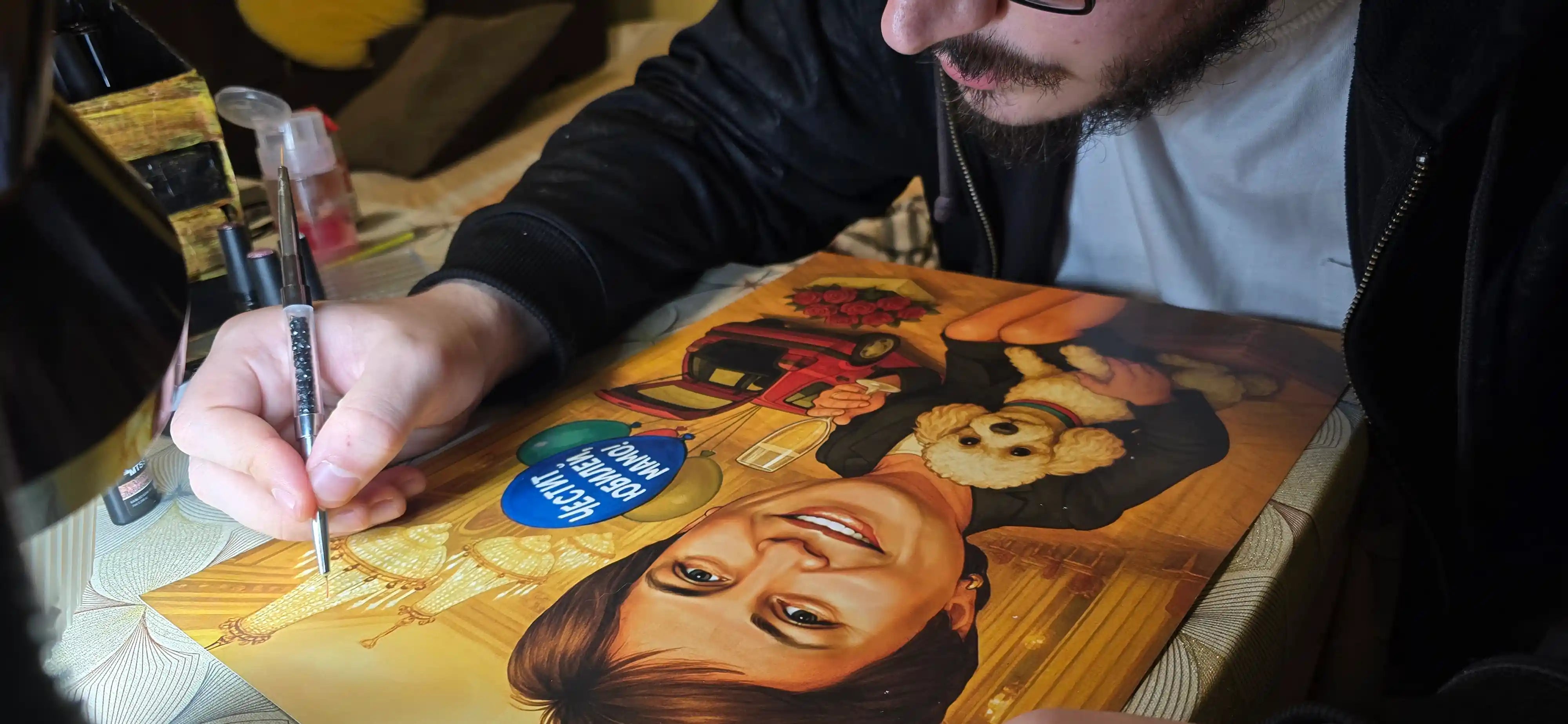 simoni-karikaturi-ruchno-risuvane-karikatura-hudozhnik-v-protses-portret-kuche-risuvane-na-zhivo-hand-drawn-caricature-artist_webp